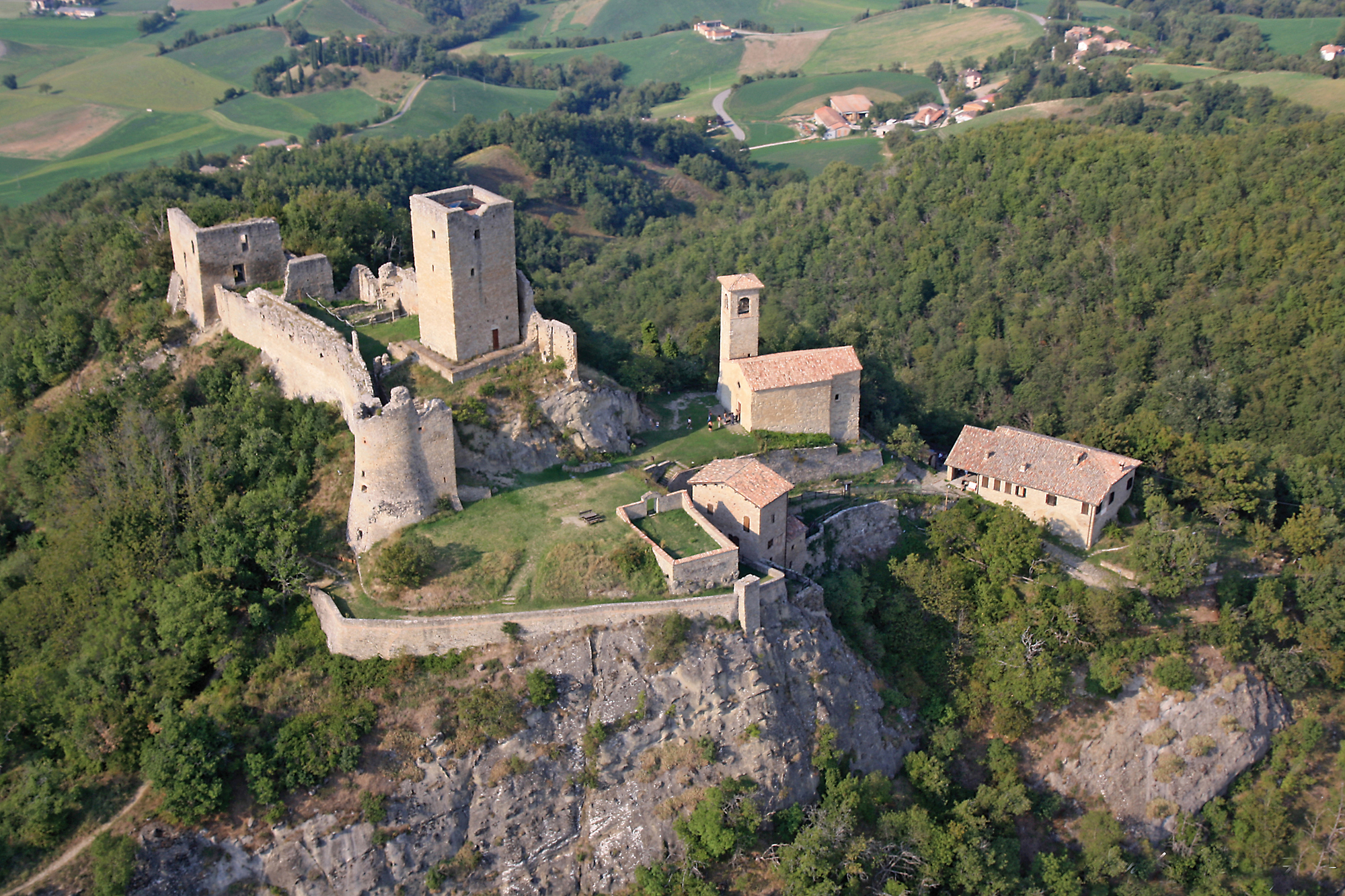 complesso del castello di carpineti by sandro beretti sandro beretti